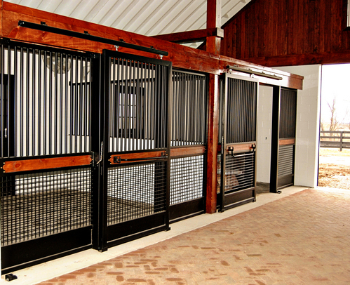 Our Lucas Equine design experts will help you select the best features for your style, your needs and your budget. 