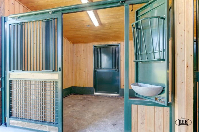 Lucas Equine Equipment Lazy Susan with Hay Rack & Pan